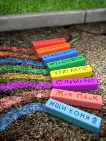 Мелки для асфальта "Весёлые слова" 8 цв. в банке 12*9*4  см